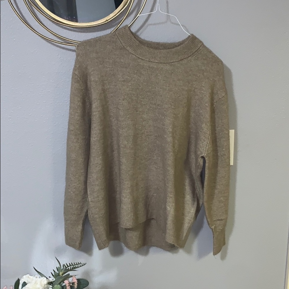 Brown/tan sweater